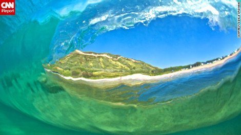 Φωτογράφος ρισκάρει τα πάντα για πελώρια κύματα: Δεν τον σταματούν τα κατάγματα και οι εξαρθρώσεις, ούτε καν οι καρχαρίες [εικόνες] | iefimerida.gr 9