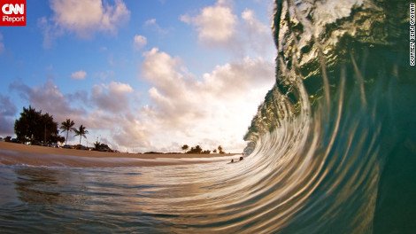 Φωτογράφος ρισκάρει τα πάντα για πελώρια κύματα: Δεν τον σταματούν τα κατάγματα και οι εξαρθρώσεις, ούτε καν οι καρχαρίες [εικόνες] | iefimerida.gr 10