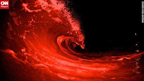 Φωτογράφος ρισκάρει τα πάντα για πελώρια κύματα: Δεν τον σταματούν τα κατάγματα και οι εξαρθρώσεις, ούτε καν οι καρχαρίες [εικόνες] | iefimerida.gr 11