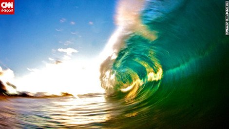 Φωτογράφος ρισκάρει τα πάντα για πελώρια κύματα: Δεν τον σταματούν τα κατάγματα και οι εξαρθρώσεις, ούτε καν οι καρχαρίες [εικόνες] | iefimerida.gr 3