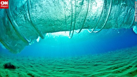 Φωτογράφος ρισκάρει τα πάντα για πελώρια κύματα: Δεν τον σταματούν τα κατάγματα και οι εξαρθρώσεις, ούτε καν οι καρχαρίες [εικόνες] | iefimerida.gr 4