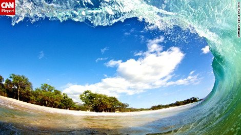 Φωτογράφος ρισκάρει τα πάντα για πελώρια κύματα: Δεν τον σταματούν τα κατάγματα και οι εξαρθρώσεις, ούτε καν οι καρχαρίες [εικόνες] | iefimerida.gr 5