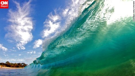 Φωτογράφος ρισκάρει τα πάντα για πελώρια κύματα: Δεν τον σταματούν τα κατάγματα και οι εξαρθρώσεις, ούτε καν οι καρχαρίες [εικόνες] | iefimerida.gr 8