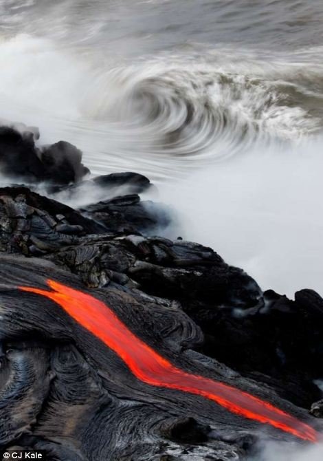 Κύματα που ξεβράζουν καυτή λάβα -Παράτολμες φωτογραφίες χωρίς photoshop που κόβουν την ανάσα [εικόνες] | iefimerida.gr 5