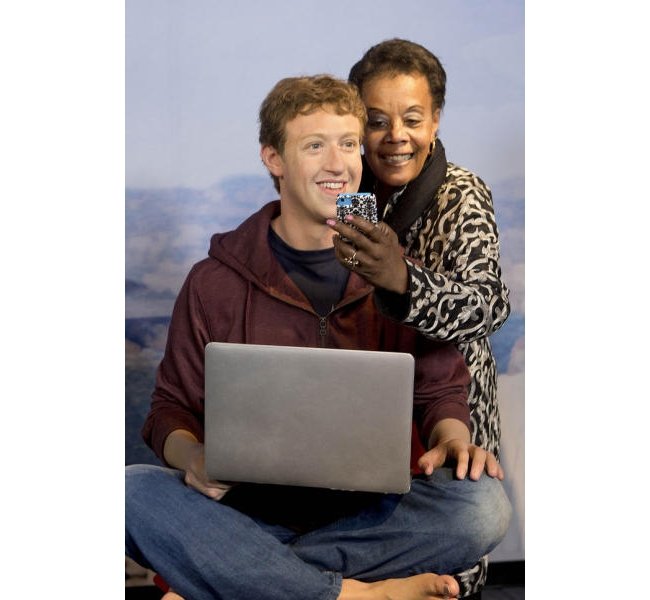 Ο Μαρκ Ζούκερμπεργκ μπήκε σε μουσείο και βγάζει selfies ξυπόλυτος [εικόνα]   | iefimerida.gr 0