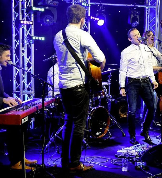 Ο Ρούνεϊ άφησε την μπάλα και έπιασε το τραγούδι [εικόνες] | iefimerida.gr 0