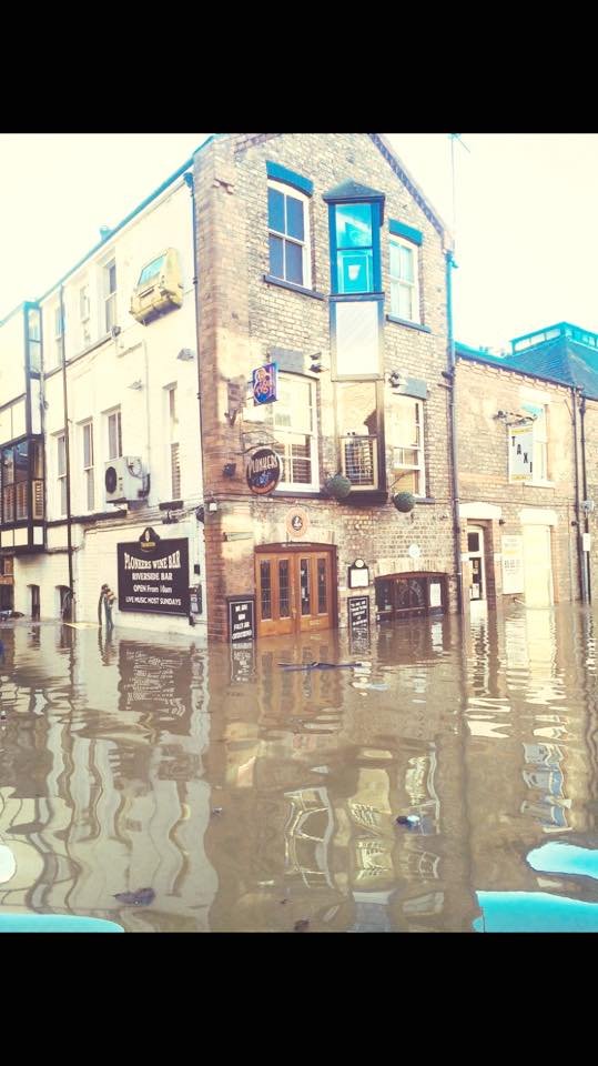 Wine bar στη Βρετανία έγινε... ενυδρείο λόγω πλημμυρών -Το μήνυμα των ιδιοκτητών: «Δεν μπορούμε να ανοίξουμε την πόρτα» [εικόνες] | iefimerida.gr 1