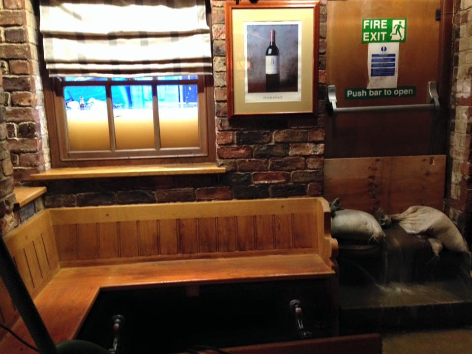 Wine bar στη Βρετανία έγινε... ενυδρείο λόγω πλημμυρών -Το μήνυμα των ιδιοκτητών: «Δεν μπορούμε να ανοίξουμε την πόρτα» [εικόνες] | iefimerida.gr 2