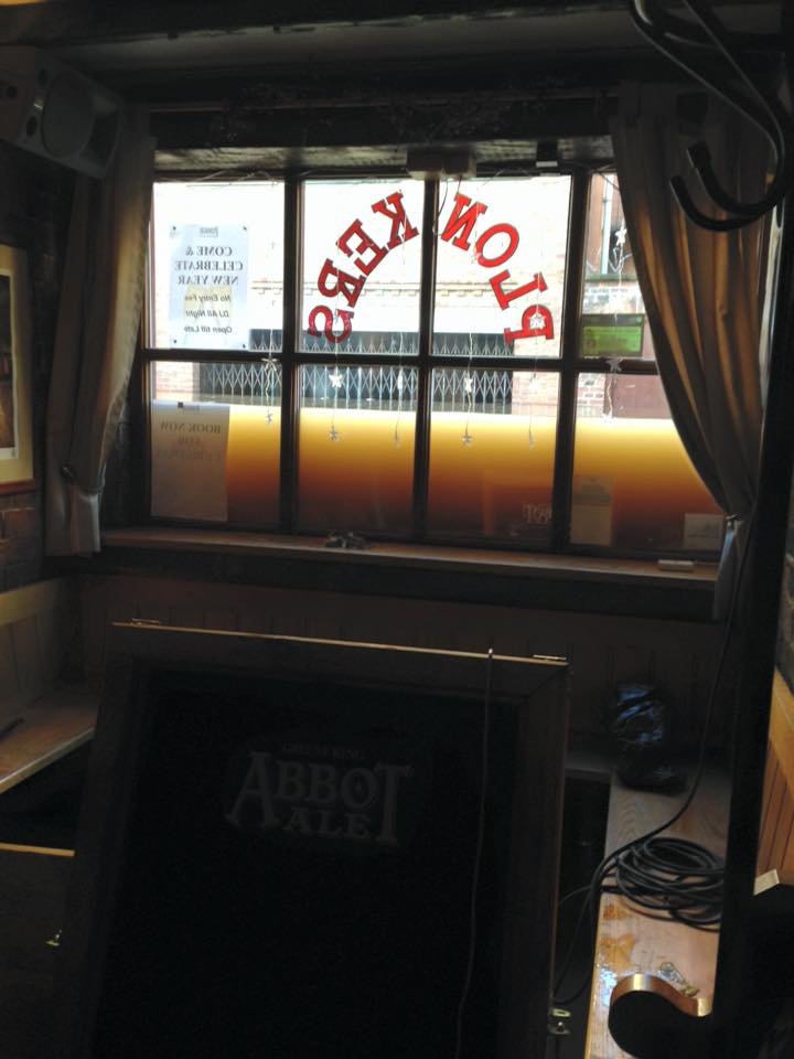 Wine bar στη Βρετανία έγινε... ενυδρείο λόγω πλημμυρών -Το μήνυμα των ιδιοκτητών: «Δεν μπορούμε να ανοίξουμε την πόρτα» [εικόνες] | iefimerida.gr 3