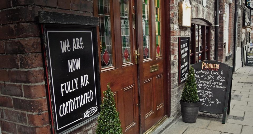 Wine bar στη Βρετανία έγινε... ενυδρείο λόγω πλημμυρών -Το μήνυμα των ιδιοκτητών: «Δεν μπορούμε να ανοίξουμε την πόρτα» [εικόνες] | iefimerida.gr 4