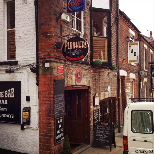 Wine bar στη Βρετανία έγινε... ενυδρείο λόγω πλημμυρών -Το μήνυμα των ιδιοκτητών: «Δεν μπορούμε να ανοίξουμε την πόρτα» [εικόνες] | iefimerida.gr 5