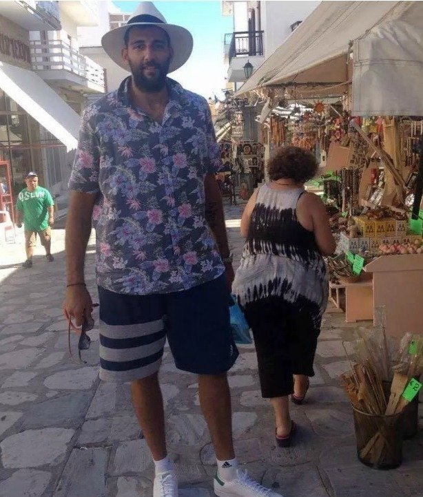 Ο... τουρίστας Μπουρούσης στην Τήνο [εικόνα] | iefimerida.gr 0