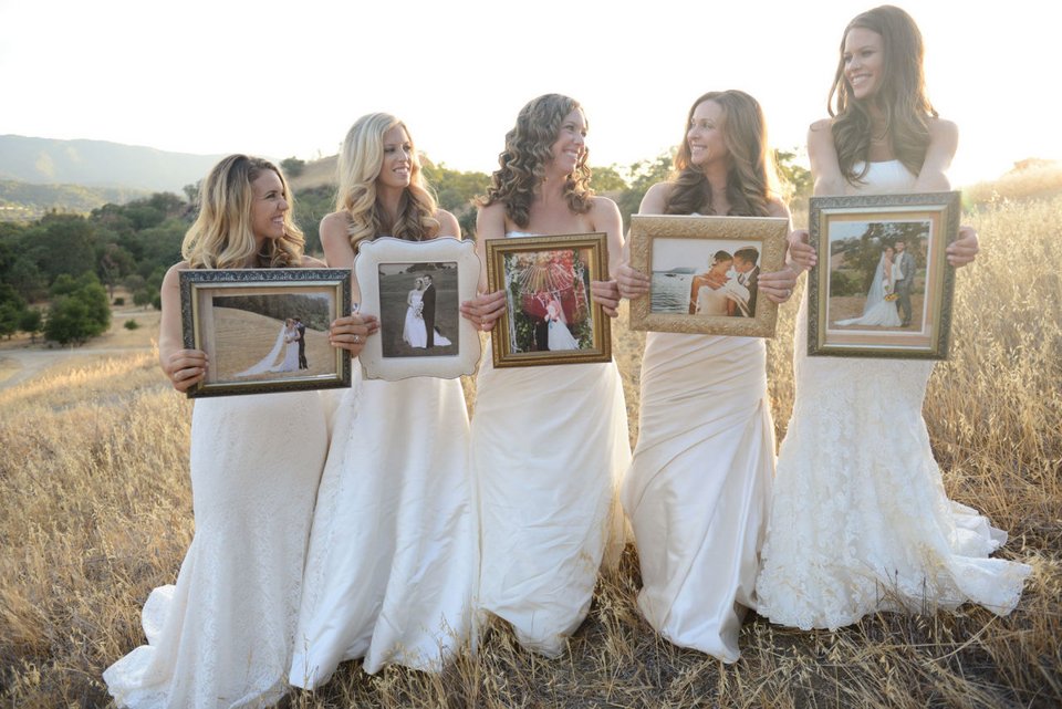 Eνα διαφορετικό νυφικό άλμπουμ: 5 αδερφές ξαναντύθηκαν νύφες για να φωτογραφηθούν παρέα [εικόνες] | iefimerida.gr 0