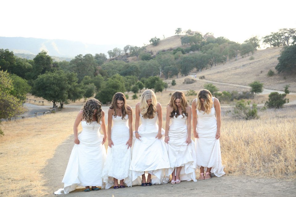 Eνα διαφορετικό νυφικό άλμπουμ: 5 αδερφές ξαναντύθηκαν νύφες για να φωτογραφηθούν παρέα [εικόνες] | iefimerida.gr 1