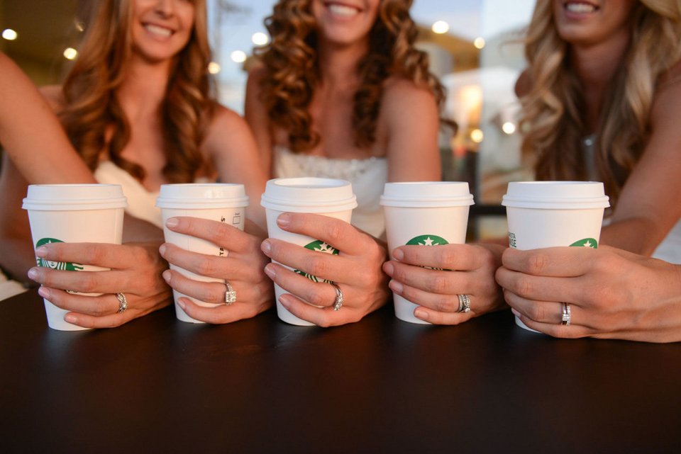 Eνα διαφορετικό νυφικό άλμπουμ: 5 αδερφές ξαναντύθηκαν νύφες για να φωτογραφηθούν παρέα [εικόνες] | iefimerida.gr 5