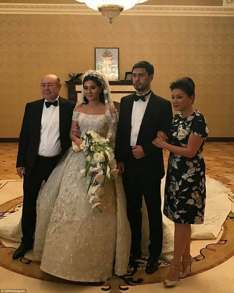 Παντρεύτηκε η ανιψιά του ιδιοκτήτη της Αρσεναλ -Χάλασαν εκατομμύρια, κιτς ο γάμος, βαριόταν και το έδειχνε ο γαμπρός [εικόνες] | iefimerida.gr 3