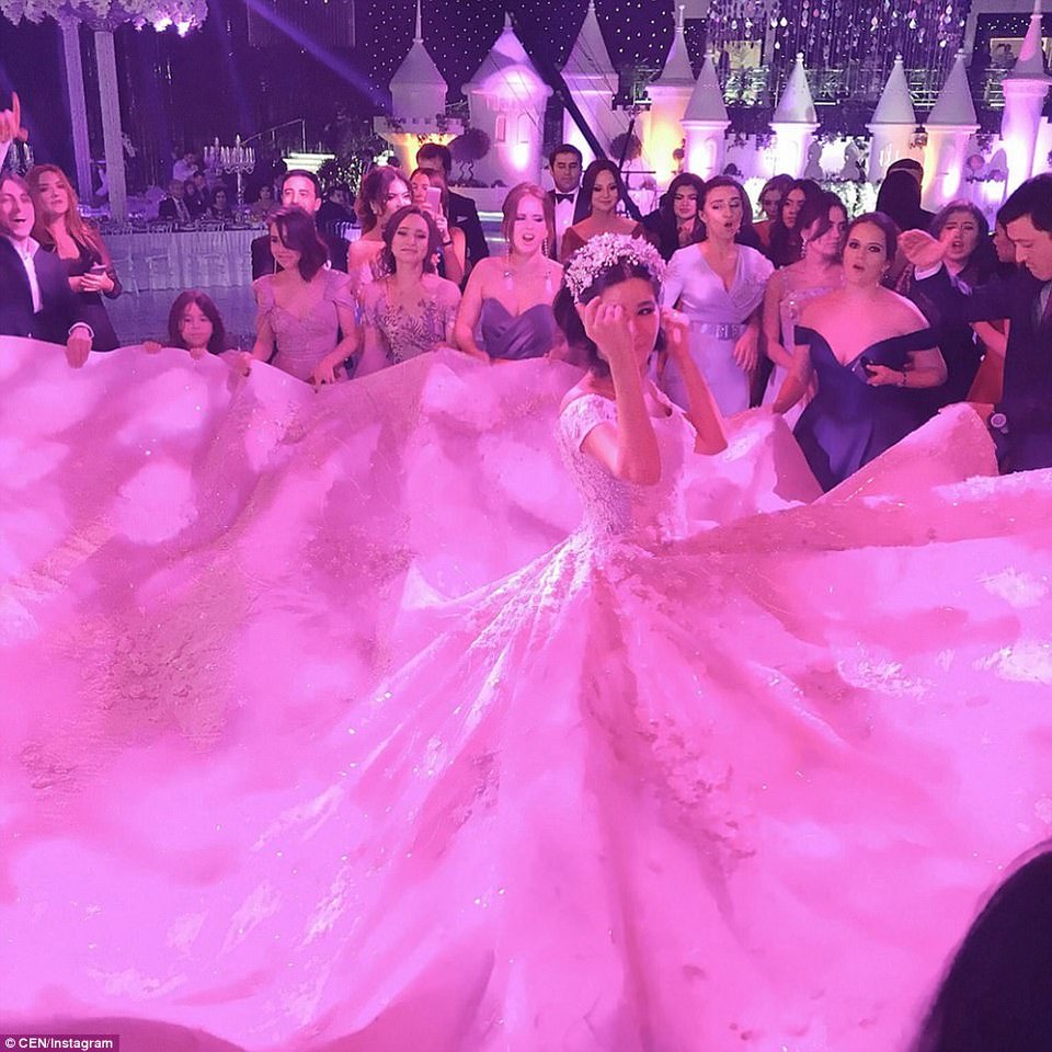 Παντρεύτηκε η ανιψιά του ιδιοκτήτη της Αρσεναλ -Χάλασαν εκατομμύρια, κιτς ο γάμος, βαριόταν και το έδειχνε ο γαμπρός [εικόνες] | iefimerida.gr 4