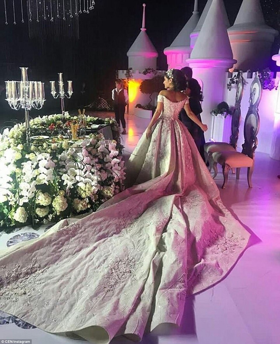 Παντρεύτηκε η ανιψιά του ιδιοκτήτη της Αρσεναλ -Χάλασαν εκατομμύρια, κιτς ο γάμος, βαριόταν και το έδειχνε ο γαμπρός [εικόνες] | iefimerida.gr 0