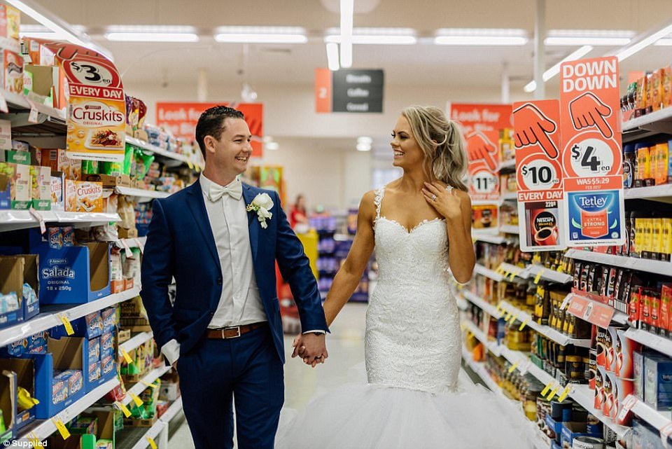 Με Louboutin στο σούπερ μάρκετ και μπρόκολο για ανθοδέσμη -Η viral φωτογράφιση ζευγαριού [εικόνες] | iefimerida.gr 1