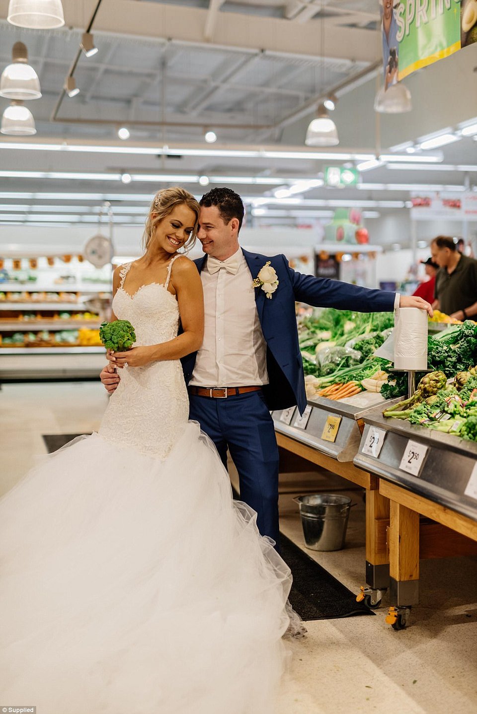 Με Louboutin στο σούπερ μάρκετ και μπρόκολο για ανθοδέσμη -Η viral φωτογράφιση ζευγαριού [εικόνες] | iefimerida.gr 0