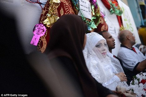 Νεαρό ζευγάρι από τη Γάζα παντρεύτηκε με τη βοήθεια του ΟΗΕ -Σε καταφύγιο προσφύγων [εικόνες] | iefimerida.gr 3