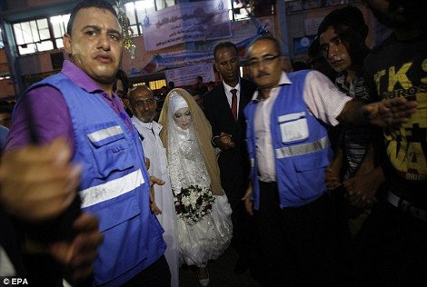 Νεαρό ζευγάρι από τη Γάζα παντρεύτηκε με τη βοήθεια του ΟΗΕ -Σε καταφύγιο προσφύγων [εικόνες] | iefimerida.gr 4