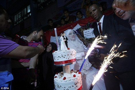 Νεαρό ζευγάρι από τη Γάζα παντρεύτηκε με τη βοήθεια του ΟΗΕ -Σε καταφύγιο προσφύγων [εικόνες] | iefimerida.gr 5