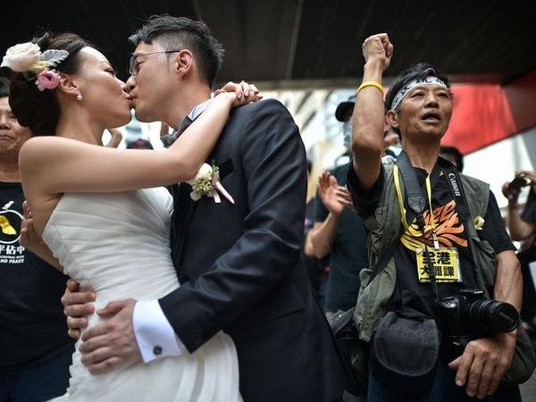 Νύφη και γαμπρός στις διαδηλώσεις του Χονγκ Κονγκ -Πού αλλού έχουν γίνει γάμοι «διαμαρτυρίας» [εικόνες] | iefimerida.gr 0