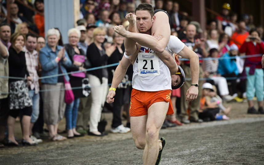 Βάλτε μια γυναίκα στους ώμους και τρέξτε – Παγκόσμιο πρωτάθλημα κουβαλήματος συζύγου [εικόνες] | iefimerida.gr 0