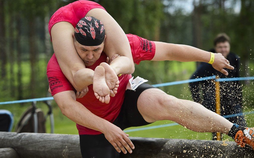 Βάλτε μια γυναίκα στους ώμους και τρέξτε – Παγκόσμιο πρωτάθλημα κουβαλήματος συζύγου [εικόνες] | iefimerida.gr 1