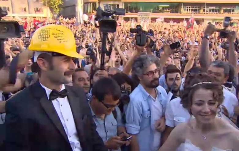 Νύφη και γαμπρός στις διαδηλώσεις του Χονγκ Κονγκ -Πού αλλού έχουν γίνει γάμοι «διαμαρτυρίας» [εικόνες] | iefimerida.gr 6