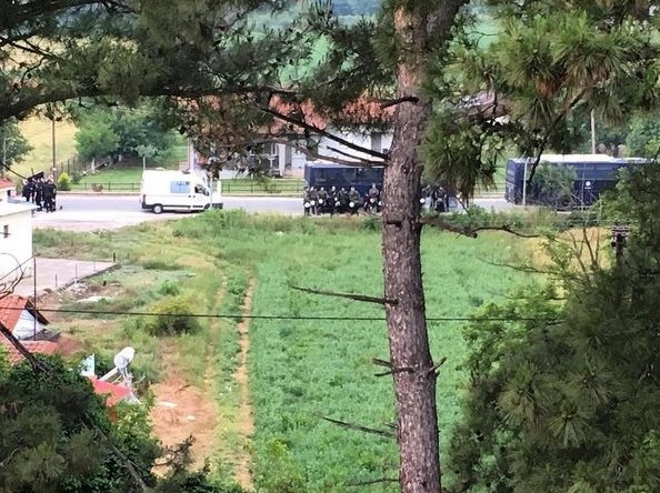 Ο Άι Γουέι Γουέι ανεβάζει φωτογραφίες από την Ειδομένη -Με τα ΜΑΤ και την άδεια σιδηροδρομική γραμμή [εικόνες & βίντεο] | iefimerida.gr 1