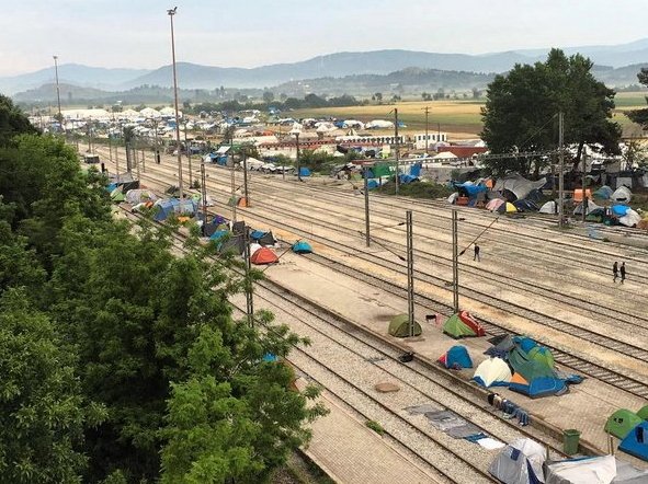 Ο Άι Γουέι Γουέι ανεβάζει φωτογραφίες από την Ειδομένη -Με τα ΜΑΤ και την άδεια σιδηροδρομική γραμμή [εικόνες & βίντεο] | iefimerida.gr 0