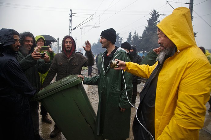 Από τη Λέσβο στην Ειδομένη ο Κινέζος καλλιτέχνης: Δεν μπορώ να πιστέψω αυτό που συμβαίνει [εικόνες] | iefimerida.gr 3
