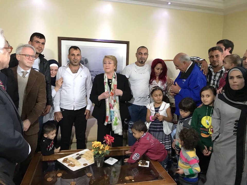 Και στη Χιλή πρόσφυγες -Τους υποδέχθηκε προσωπικά η πρόεδρος της χώρας [εικόνες] | iefimerida.gr 1