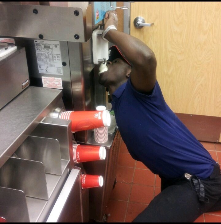 Μετά τον απαράδεκτο μάγειρα που έγλειφε τις πίτες, νέο κρούσμα αηδιαστικού υπαλλήλου στα Wendy's [εικόνα] | iefimerida.gr 0