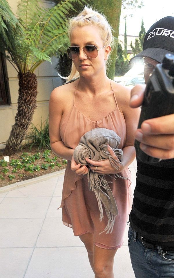 Χυτά ενδύματα χωρίς στηθόδεσμο επιτάσσει φέτος η αδυσώπητη γυναικεία μόδα [εικόνες]  | iefimerida.gr 19