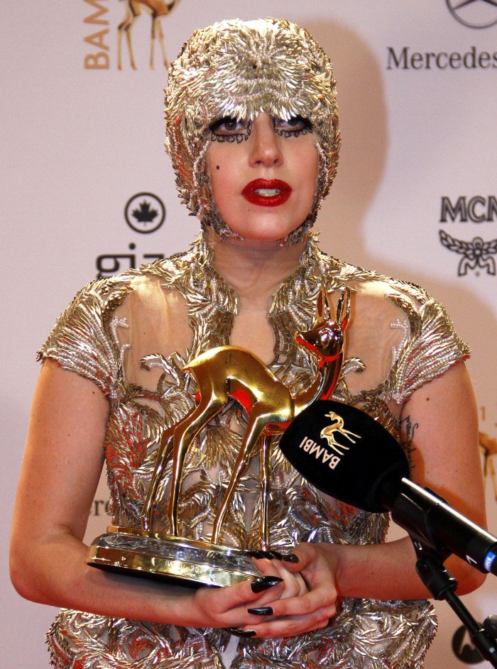 H Lady Gaga ντύθηκε σαν σοκολατάκι Φερέρο Ροσέ [εικόνες]  | iefimerida.gr 1