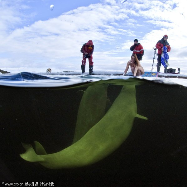 Γυμνή Ρωσίδα παίζει με τις φάλαινες στα παγωμένα νερά της Ανταρκτικής [εικόνα] | iefimerida.gr 4