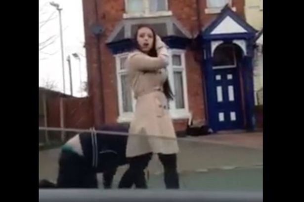 21χρονη βγάζει άνδρες βόλτα με λουρί, σαν σκύλους -Αντί 1.300 ευρώ [βίντεο] | iefimerida.gr 3