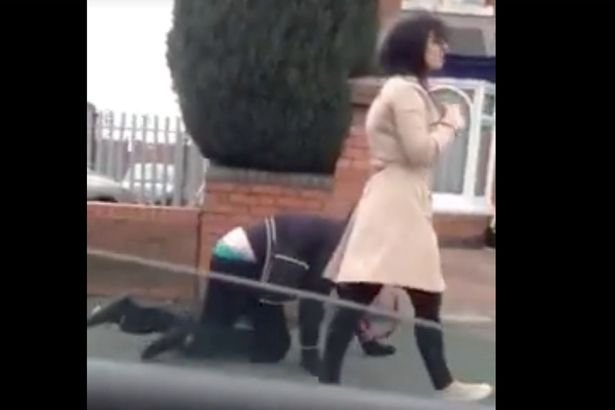 21χρονη βγάζει άνδρες βόλτα με λουρί, σαν σκύλους -Αντί 1.300 ευρώ [βίντεο] | iefimerida.gr 1