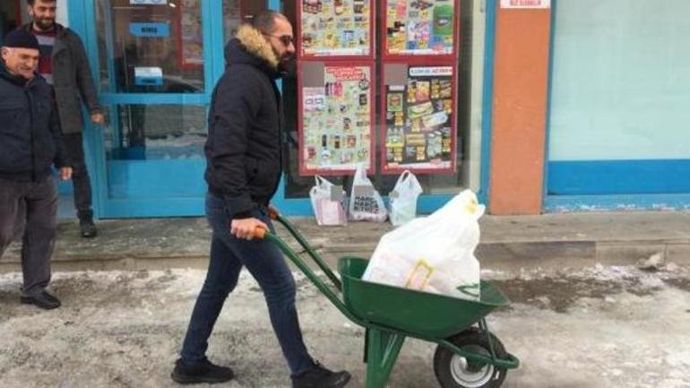O Aρίφ Αρίφογλου πήγε με καροτσάκι σε σουπερμάρκε του Ερζερούμ