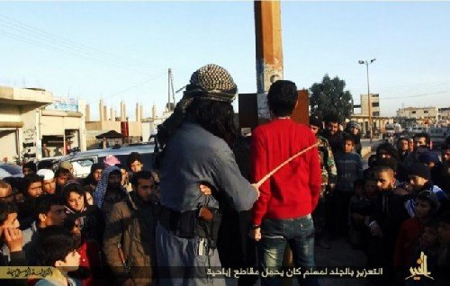 Η «δικαιοσύνη» του ISIS: Κόβουν το χέρι ενός κλέφτη – Μαστιγώνουν έναν άνδρα που έβλεπε πορνό [εικόνες] | iefimerida.gr 4