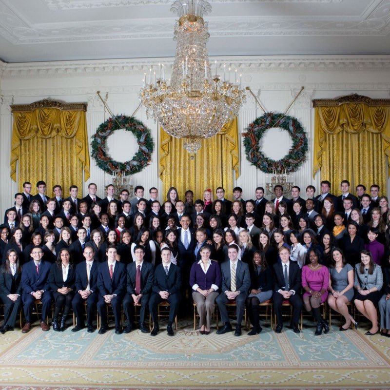 Γιατί όλοι σχολιάζουν αυτή τη φωτογραφία του Ντόναλντ Τραμπ με τους ασκούμενους του Λευκού Οίκου [εικόνα] | iefimerida.gr 0