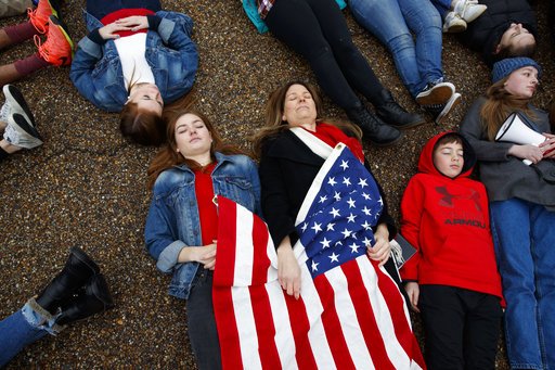 «Είμαι ο επόμενος;»: Μαθητές ξάπλωσαν έξω από τον Λ. Οίκο, διαμαρτυρία κατά της οπλοκατοχής [εικόνες & βίντεο] | iefimerida.gr 0