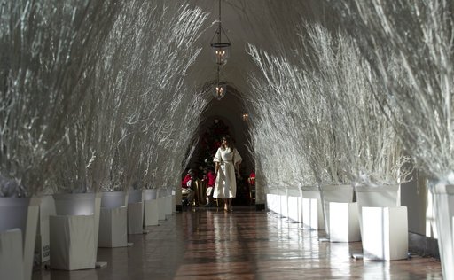 Η Μελάνια αποκάλυψε το χριστουγεννιάτικο ντεκόρ του Λ. Οίκου: 12.000 στολίδια, 53 δέντρα και μπαλαρίνες που χόρευαν [εικόνες & βίντεο] | iefimerida.gr 2