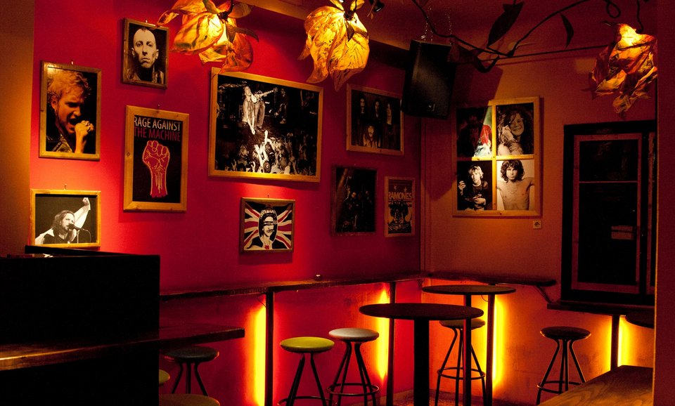 Οσο για την Happy hour, αυτή ισχύει καθημερινά από τις 8 μέχρι τις 10 και από τις 3 μέχρι τις 4 με τα κοκτέιλ στα 6€ και το ποτό στα 5€.