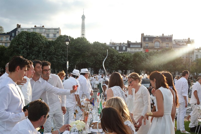 Δείπνο στα λευκά -Χιλιάδες Γάλλοι ξεχύθηκαν στους δρόμους ντυμένοι στα λευκά [εικόνες] | iefimerida.gr 6