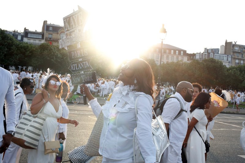 Δείπνο στα λευκά -Χιλιάδες Γάλλοι ξεχύθηκαν στους δρόμους ντυμένοι στα λευκά [εικόνες] | iefimerida.gr 5