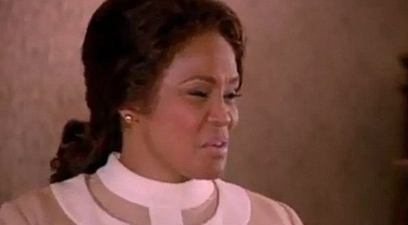 Η Γουίτνεϊ Χιούστον χαρούμενη και υγιής στα γυρίσματα του «Sparkle» [εικόνες-βίντεο] | iefimerida.gr 0